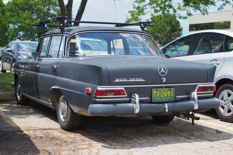Illustration for article titled Flat gray (primer?) diesel fintail Benz at work